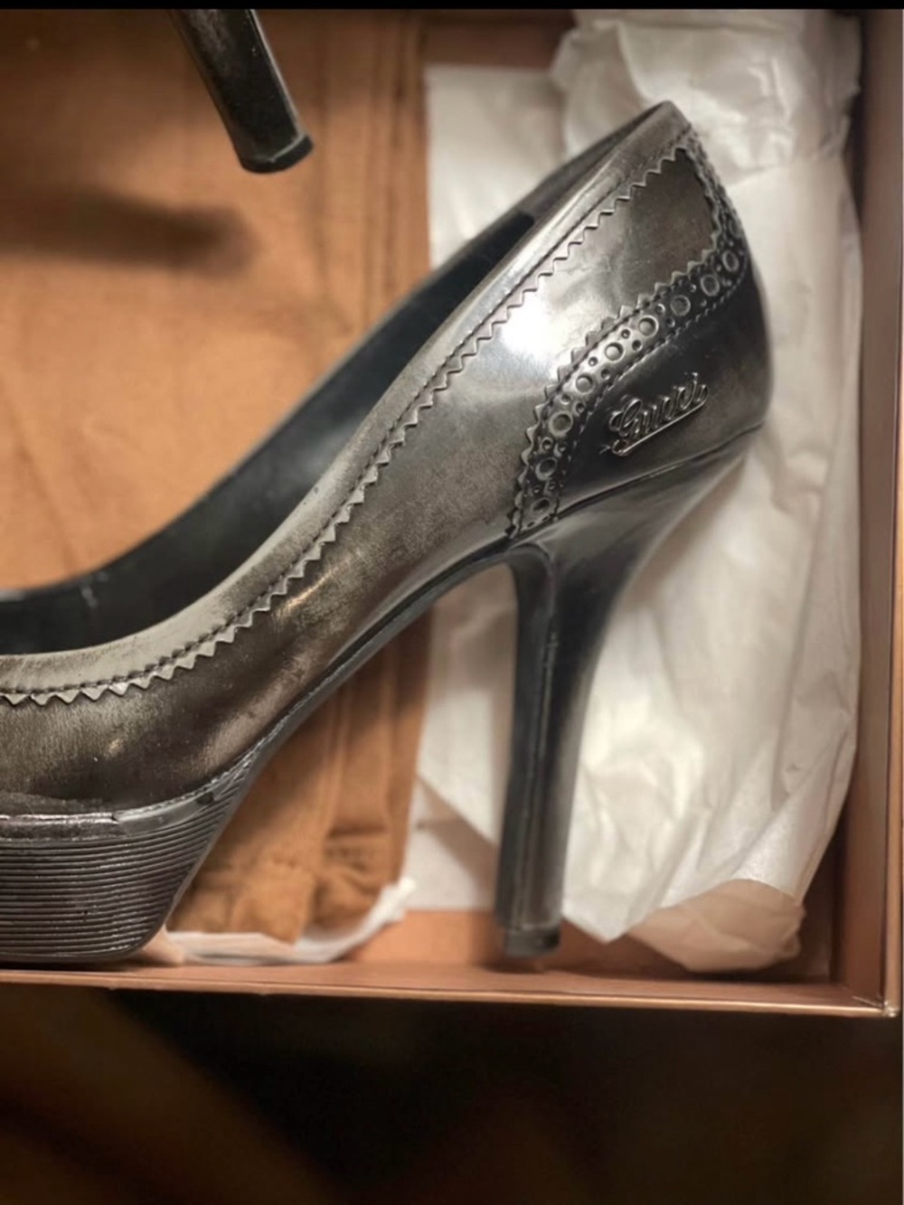 Gucci Black Leather Scalloped Heel Pumps - Picture 5 of 10